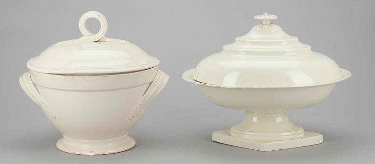 TERRIINEJÄ, 2 kpl, fajanssia, Wedgewood 1800-luvun alku sekä PAISTIVATI, fajanssia, Arabia n. 1900.