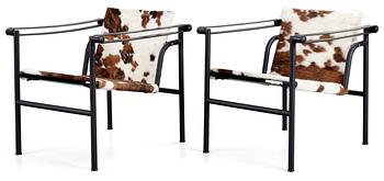 123. A pair of Le Corbusier 'LC-1' black lacuered steel and cow hide armchairs, Cassina, Italy.