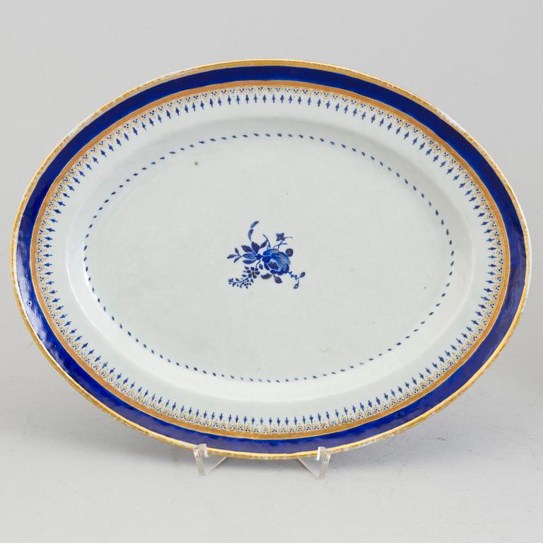 Three blue and white export porcelain dishes, Qing dynasty, Jiaqing, late 18th century.