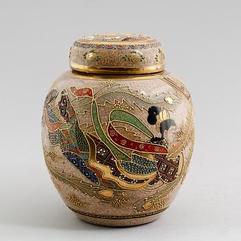 BOJAN, porslin, Satsuma, Japan, 1900-talets första hälft.
