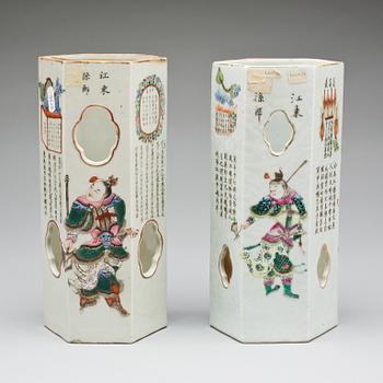 PENSELVASER, ett par, Kina, 1900-tal.