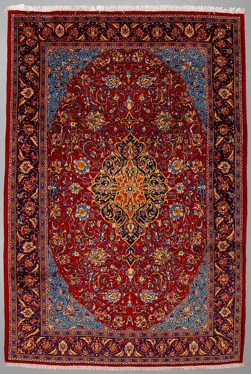 A CARPET, Sarouk, ca 315 x 223 cm.