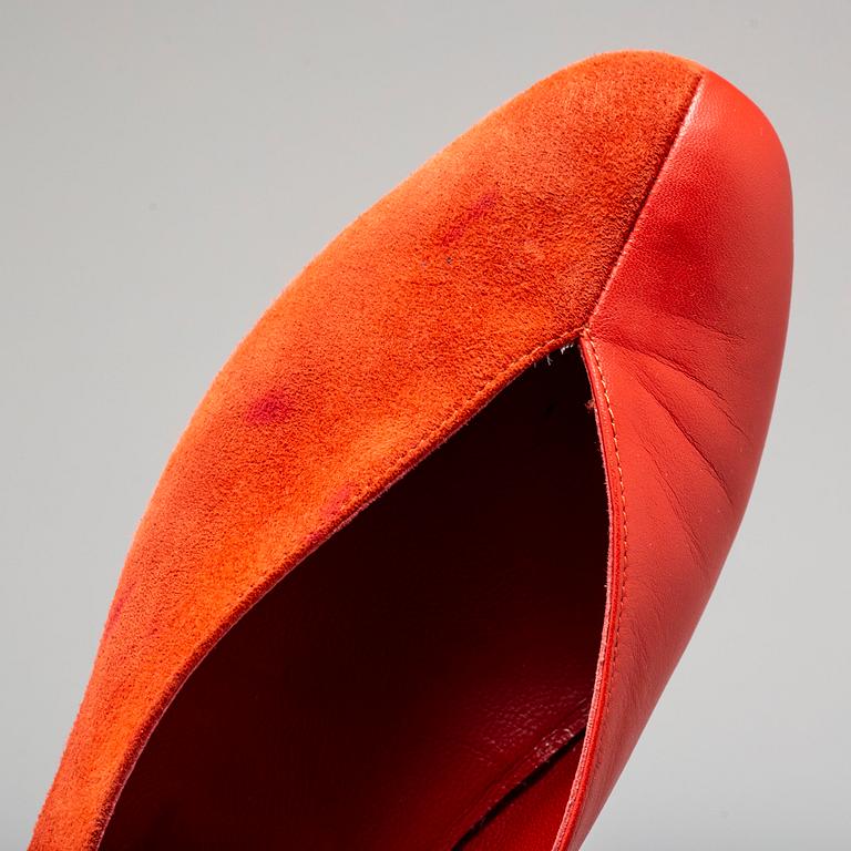 HERMÈS, a pair of suede and leather pumps, size 37½.