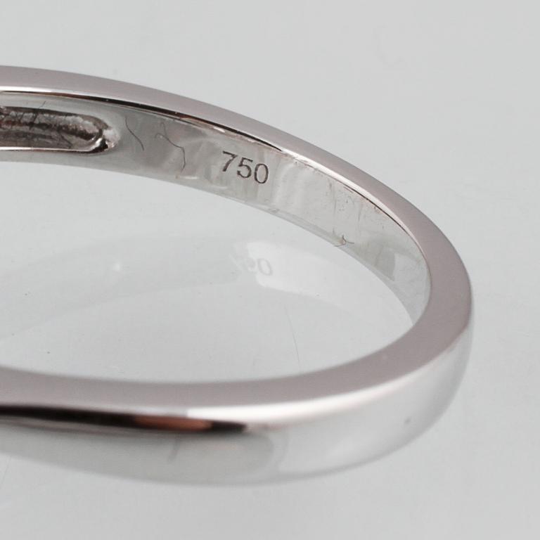 RING, 18K vitguld med briljant-, dropp- samt prinsesslipade diamanter 0.75 ct. Vikt 2,5 gram.