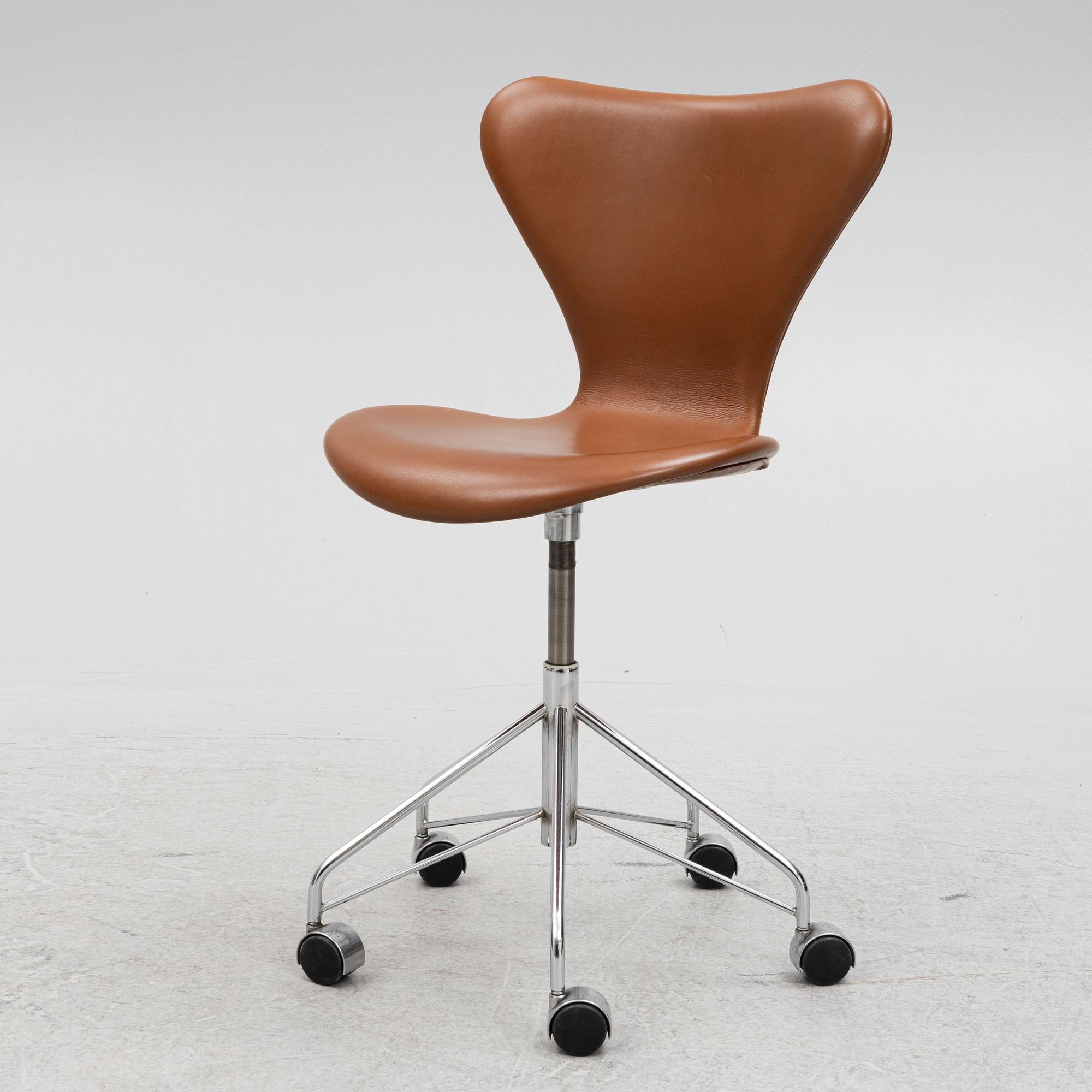 Arne Jacobsen, skrivbordsstol, "Sjuan", Fritz Hansen, Danmark 2004.