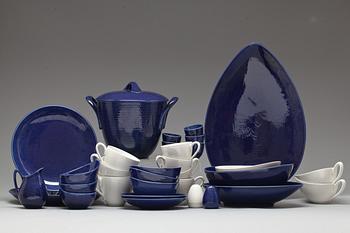 SERVISDELAR,  porslin, 123+8 st, "Blå eld", Hertha Bengtsson. Rörstrand.