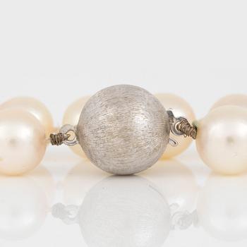 COLLIER, odlade saltvattenspärlor, lås i 14K vitguld.