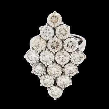 An 18K white gold and diamond ring, approx. 11.2 ct.