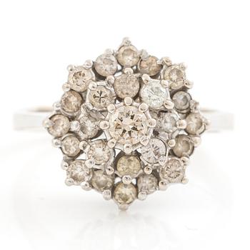 18K white gold ring with brilliant-cut diamonds.