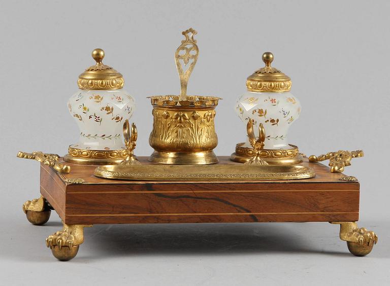 SKRIVSTÄLL, nyrokoko. Sekelskiftet 1800/1900.