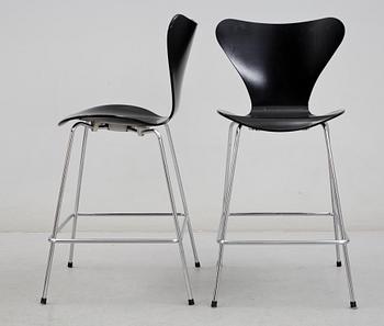 BARSTOLAR, ett par, "Sjuan", Arne Jacobsen för Fritz Hansen, 2000-tal.