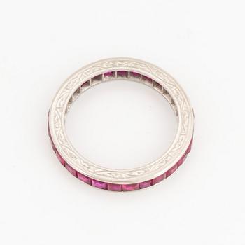 RING, hellallians med carréslipade rubiner.