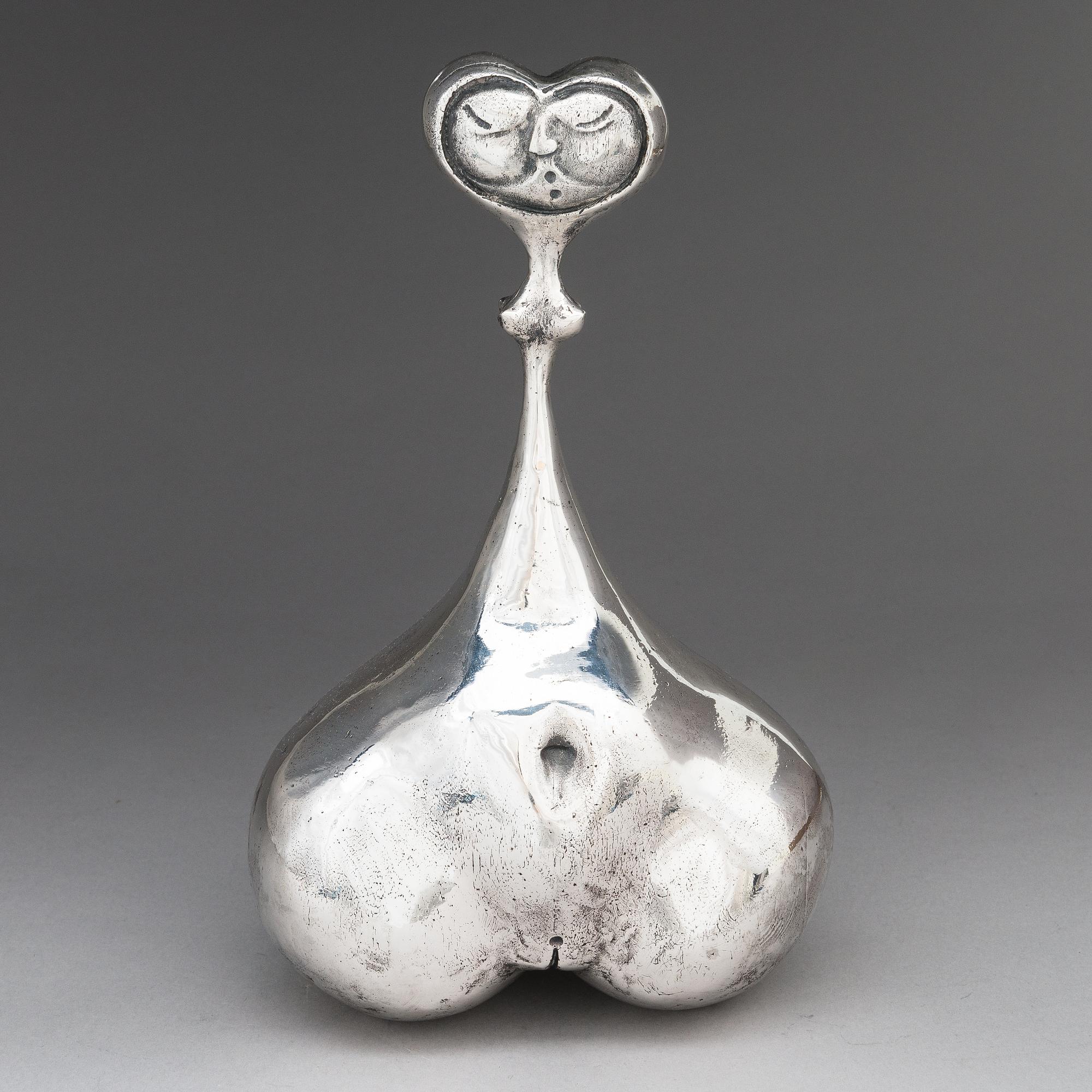 Pertti Kolehmainen, hopeaveistos, signeerattu 1989, numeroitu 4/6.