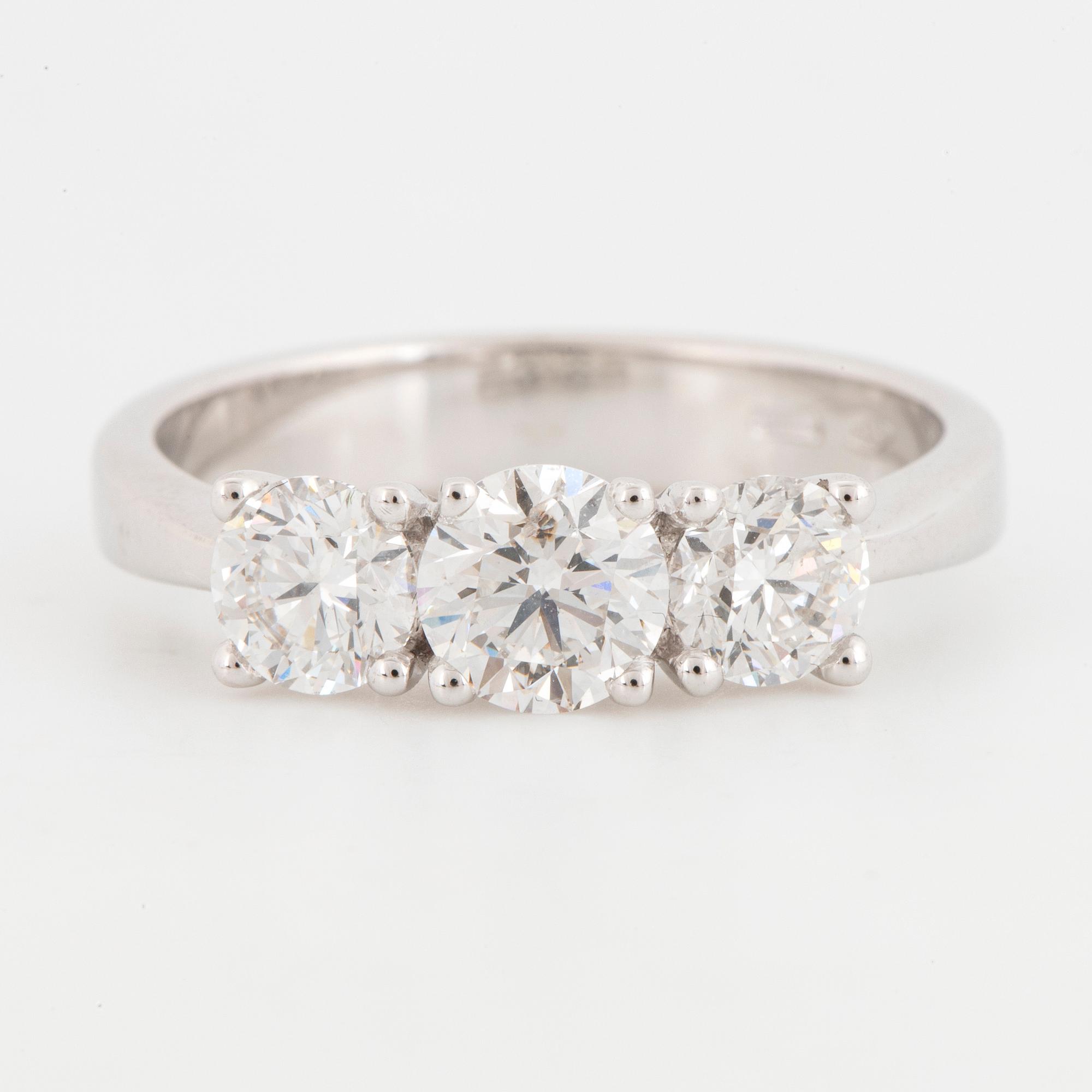 RING, trestensring med briljantslipade diamanter.