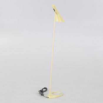 ARNE JACOBSEN, golvlampa, "AJ", Louis Poulsen, 2000-tal.