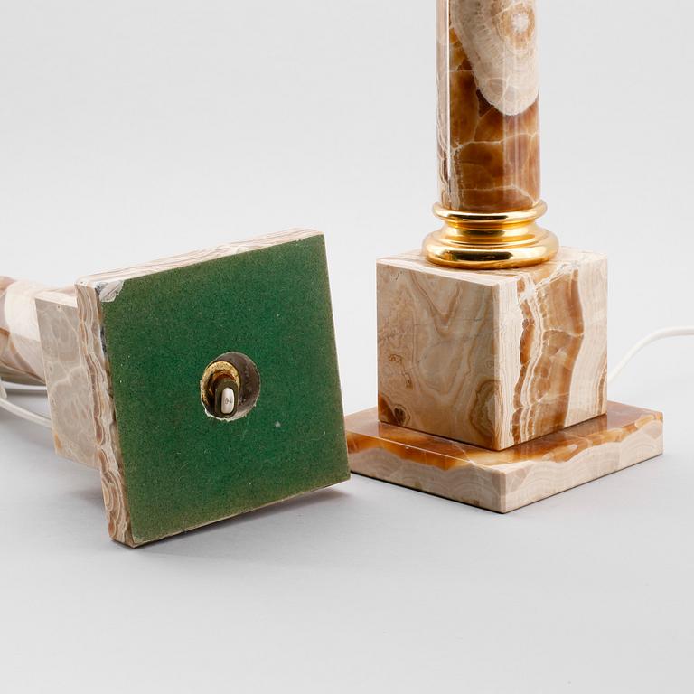 BORDSLAMPOR, 1 par, onyx och mässing, 1900-talets andra hälft.