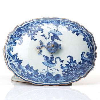TERRIN med LOCK, vapenporslin. Qingdynastin, Qianlong (1736-95).