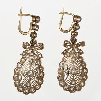 A PAIR OF EARRINGS, 18K gold, old cut diamonds c. 3.8 ct. early 1900 s. Weight 10,5 g.