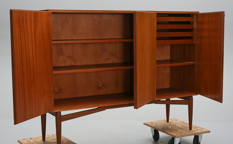 SIDEBOARD, 1900-talets tredje kvartal.