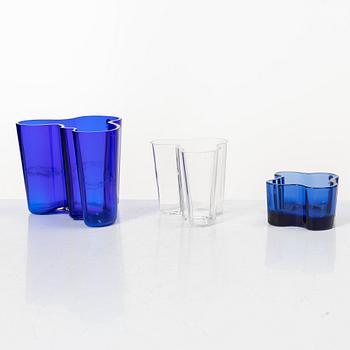 Alvar Aalto, a 'Savoy' candle holder and two vases, Iittala, Finland.