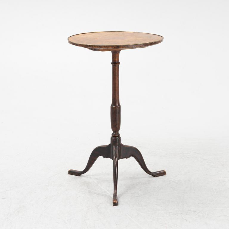 A tilt top table by Jacob Sjölin (1767-1785).
