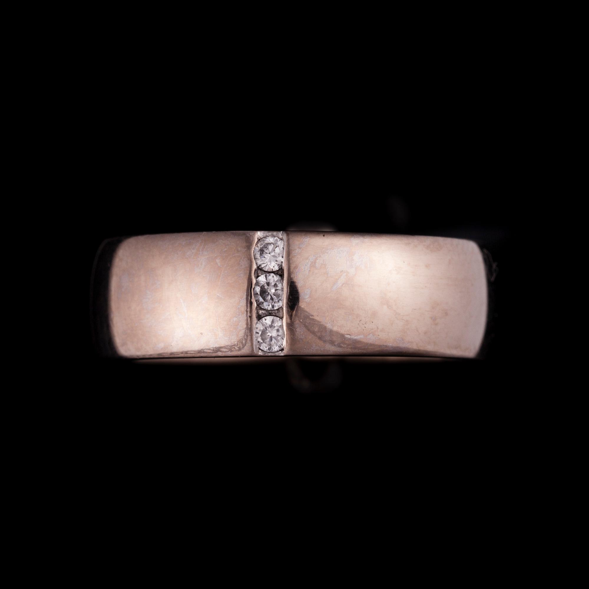 RING, vitguld 18K, 3 små diamanter, finska stämplar 2009. Vikt 6,4 g.