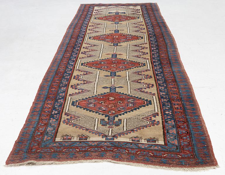 Carpet, gallery carpet, Sarab, approx. 383 x 104 cm.