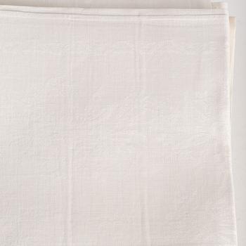 A linen table cloth and 20 napkins, 20th century.