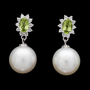 94. EARRIGNS, cultured South sea pearls, 11,4 mm, med peridoter och briljantslipade diamanter, tot. app. 0.25 cts.
