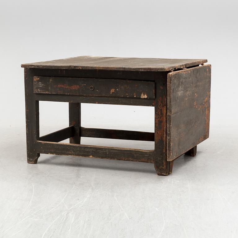 A painted pine gate leg table, 19th Century.