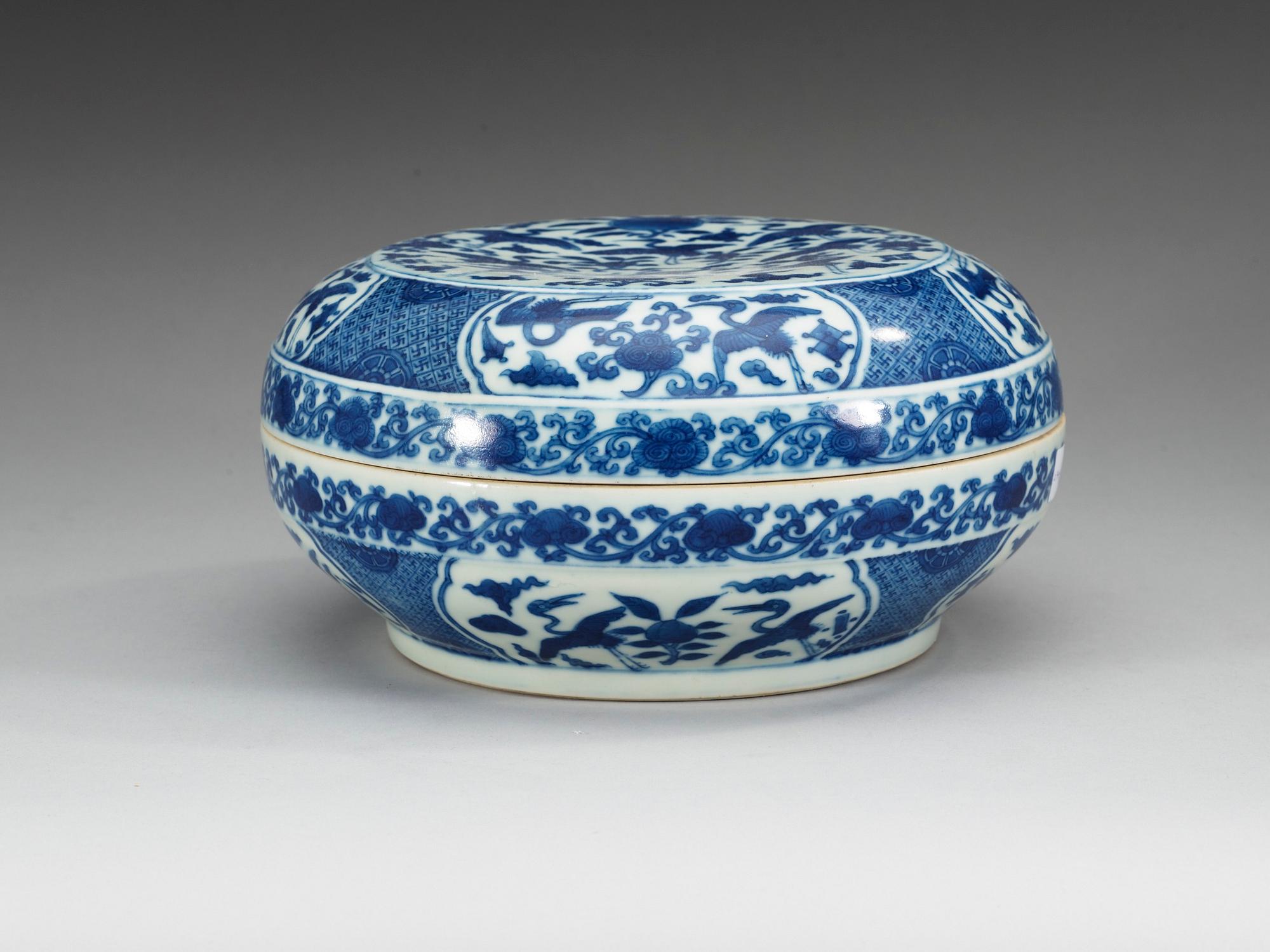 SKÅL med LOCK, porslin. Kina, Mingstil med Wanlis märke. Troligen sen Qingdynasti.