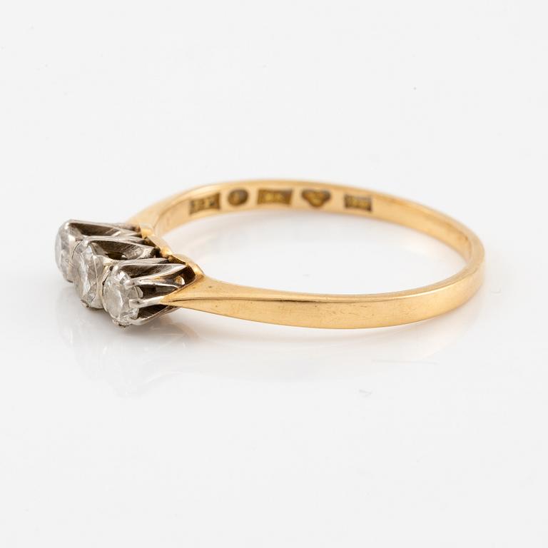 Ring, 18K gold with three brilliant-cut diamonds.