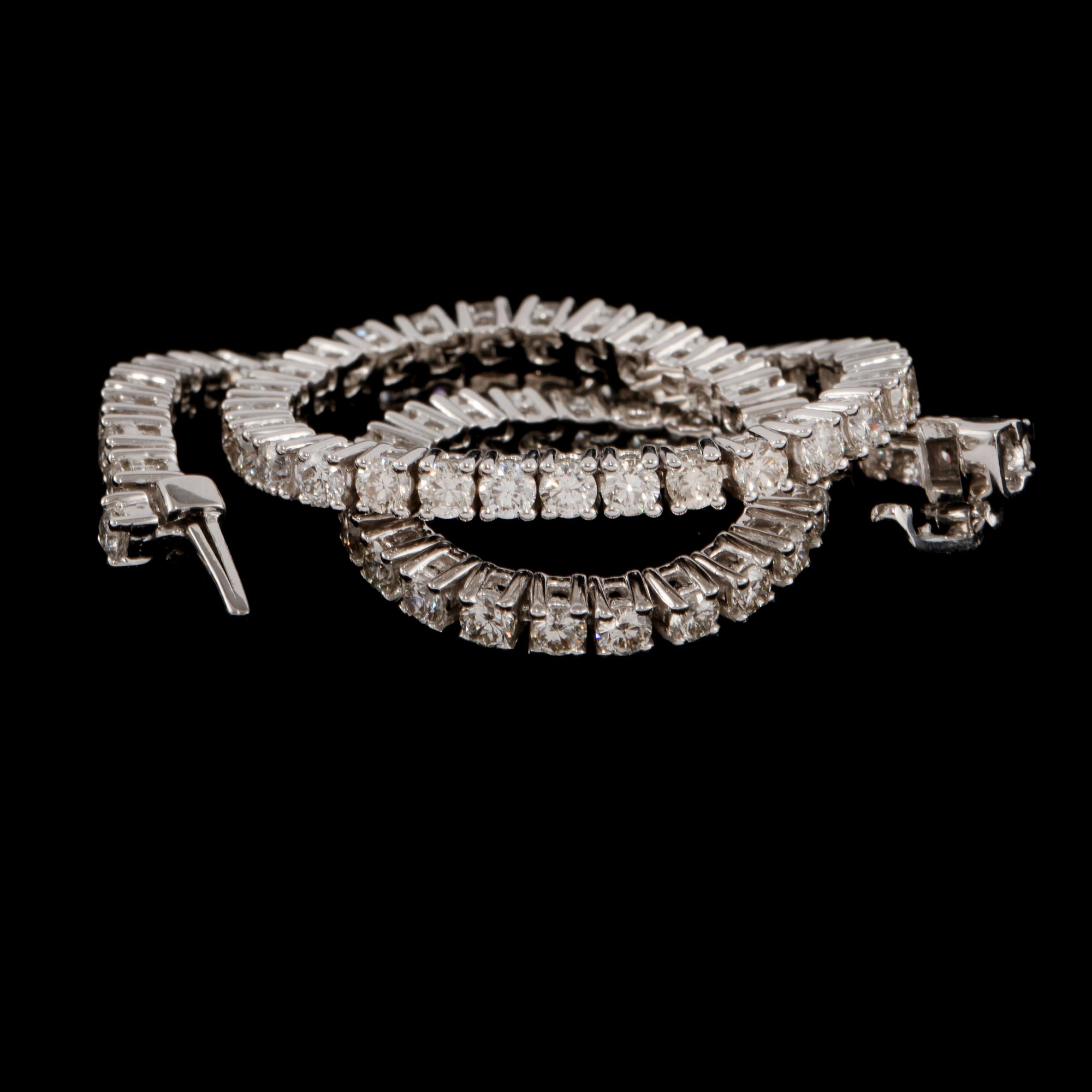 ARMBAND, 18k vitguld med 74 briljantslipade diamanter, totalt 4.00 ct. Vikt 12 g.