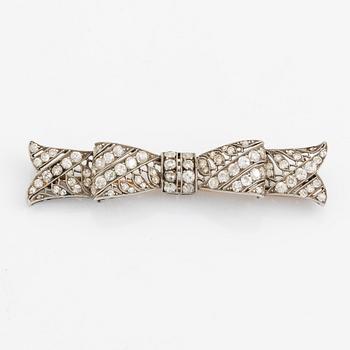 Brosch i form av rosett med gammalslipade diamanter.