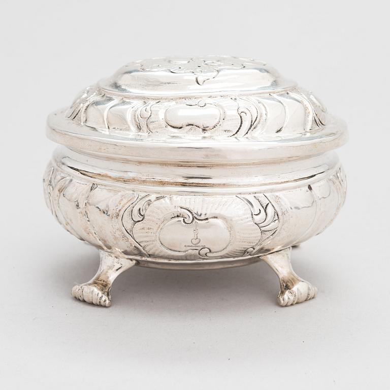 Sockerskrin, silver, rokoko, oidentifierad mästare, kyrilliskt S.F, kontrollmästarstämpel Andrei Andrejev, Moskva 1775.