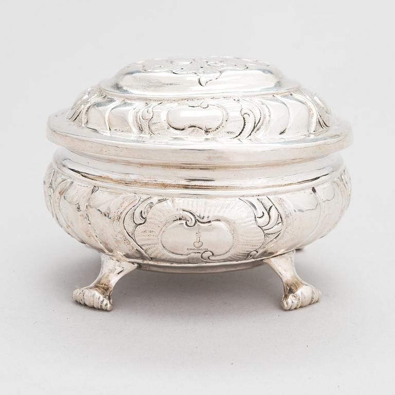 A Rococo silver sugar casket, unidentified maker's mark Cyrillic S.F, assay master Andrei Andreyev, Moscow 1775.