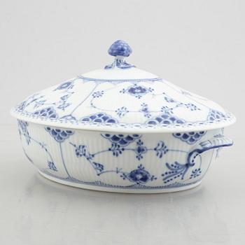 Two tureens, a creamer and two dishes, "Blue Fluted Half Lace"/"Musselmalet", Royal Copenhagen part 19th century.