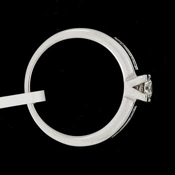 RING, 14k vitguld med briljantslipad diamanter ca0,43ct och prinsesslipade diamanter tot ca0,57ct. Vikt 5,9g.