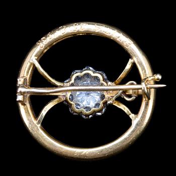 BROSCH, 18 k guld med briljantslipade diamanter ca 1,10 ct. Vikt ca 12 g.