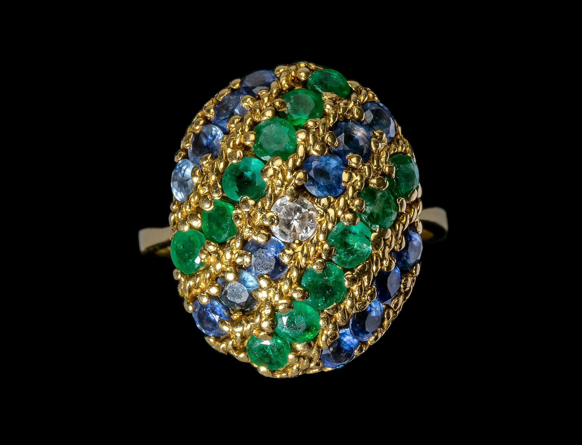 RING, 18 K guld med safirer, smaragder samt en briljantslipad diamant ca 0.10 ct. Vikt ca 9 g.