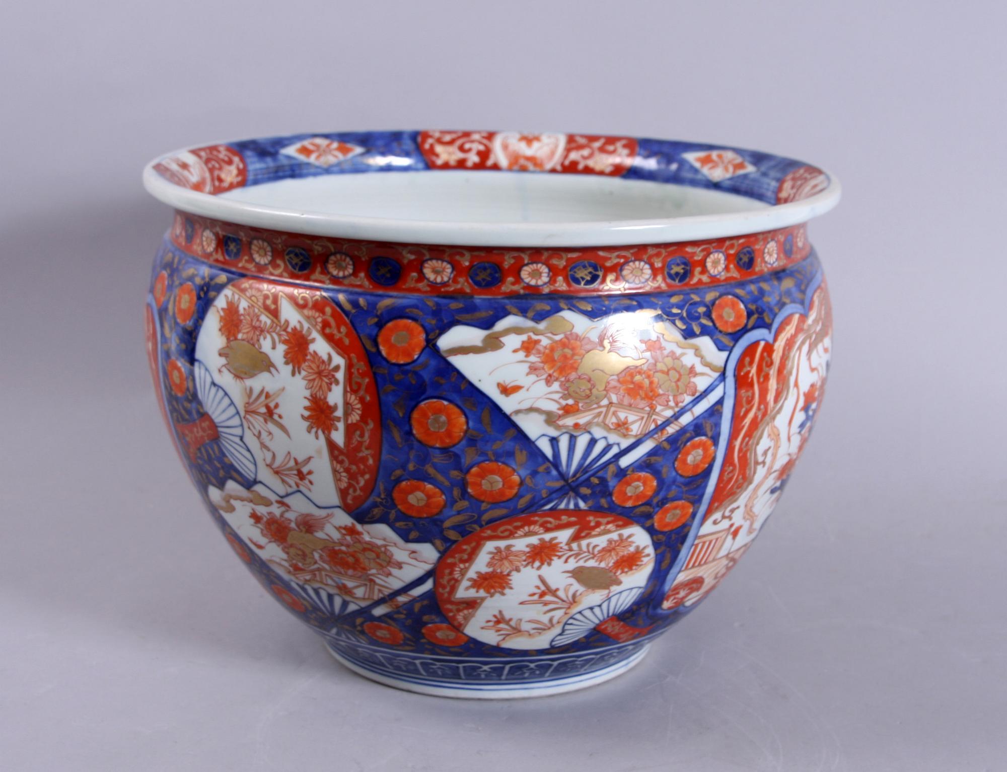 FISKBASSÄNG, porslin, Kina, omkring 1900.