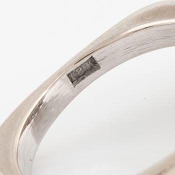 Brilliant cut diamond ring.