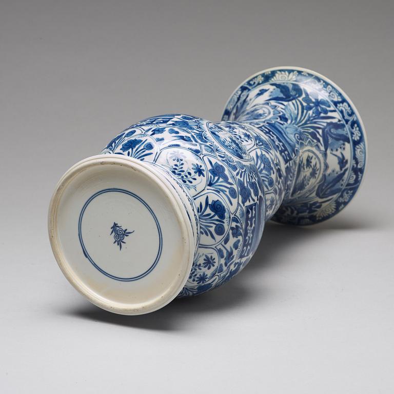 A blue and white baluster shaped vase, Qing dynasty, Kangxi (1662-1722).