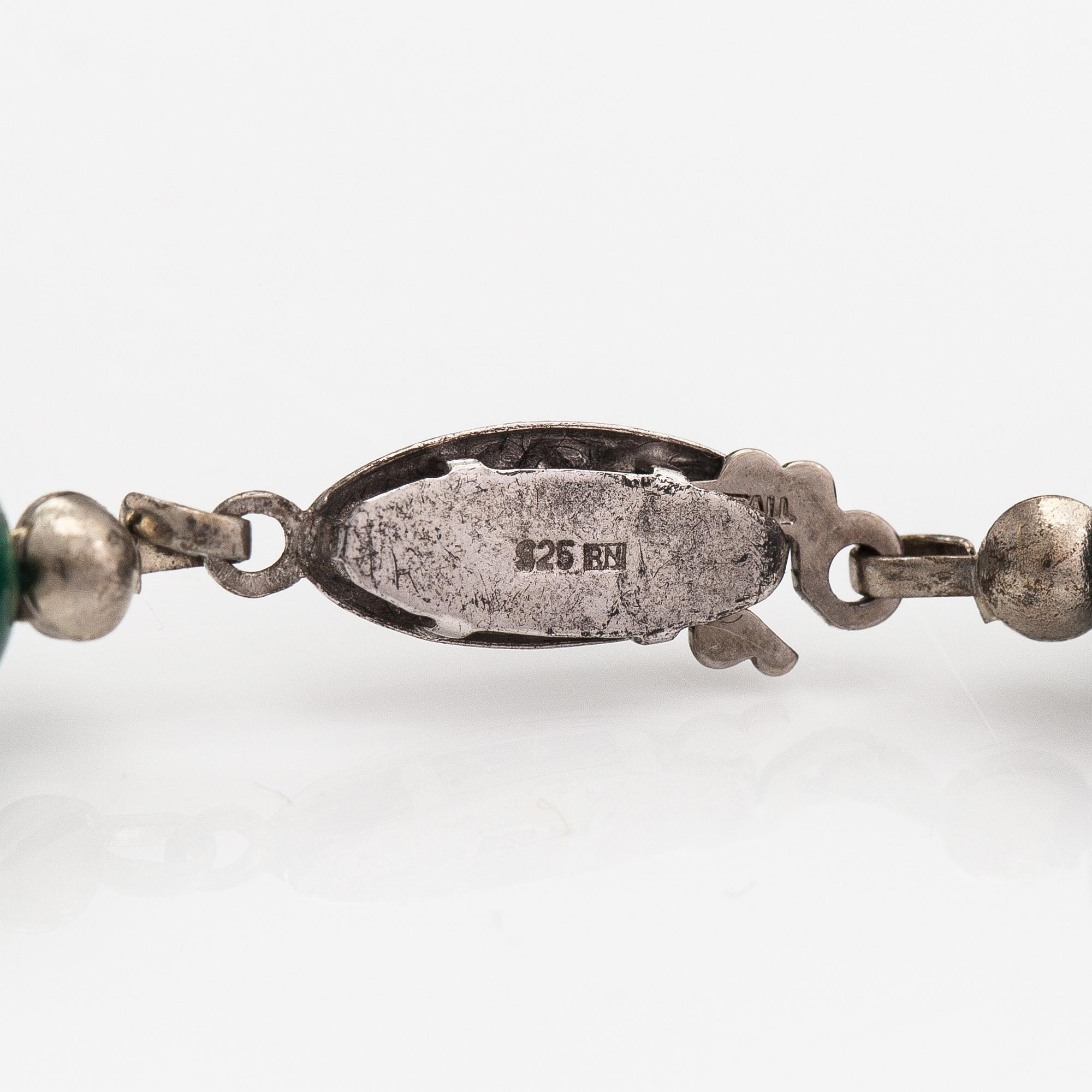 A malakite pearl collier with a sterling silver clasp.