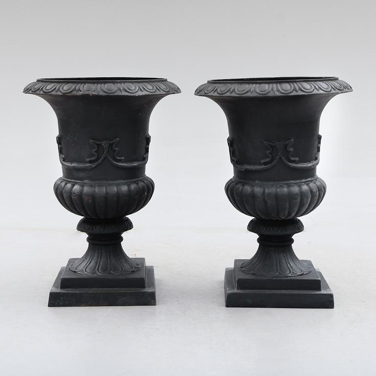 TRÄDGÅRDSURNOR, 1 par, gjutjärn, modern tillverkning.