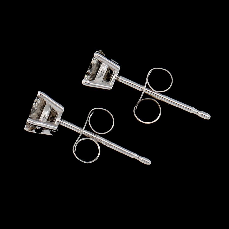 ÖRHÄNGEN, 1 par, 14K vitguld, briljantslipade diamanter tot ca 0.40 ct.