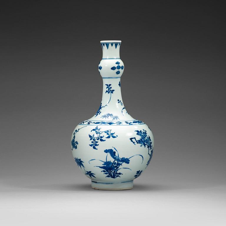 A blue and white vase, Transition, 17th Century.