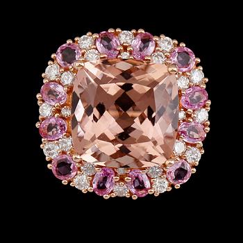 RING, 18 k roséguld, morganit ca 11.85 ct, 12 rosa safirer ca 2.10 ct, 24 briljantslipade diamanter tot ca 0.98 ct.