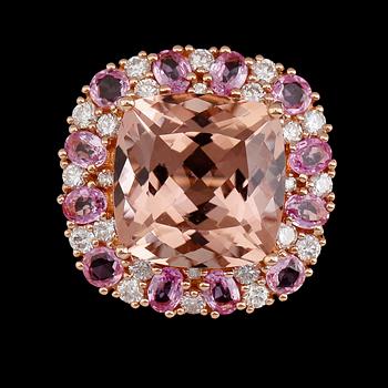 RING, 18 k roséguld, morganit ca 11.85 ct, 12 rosa safirer ca 2.10 ct, 24 briljantslipade diamanter tot ca 0.98 ct.