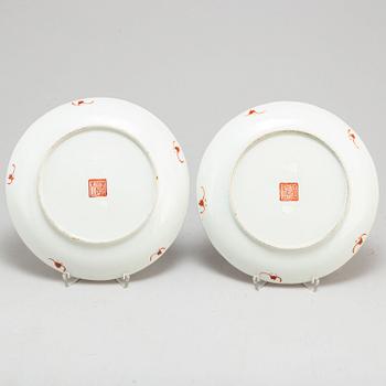 A pair of famille rose dishes, Qing dynasty, 19th century.